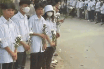 Xúc động cảnh 500 học sinh cầm hoa cúc trắng tiễn biệt cô giáo trẻ