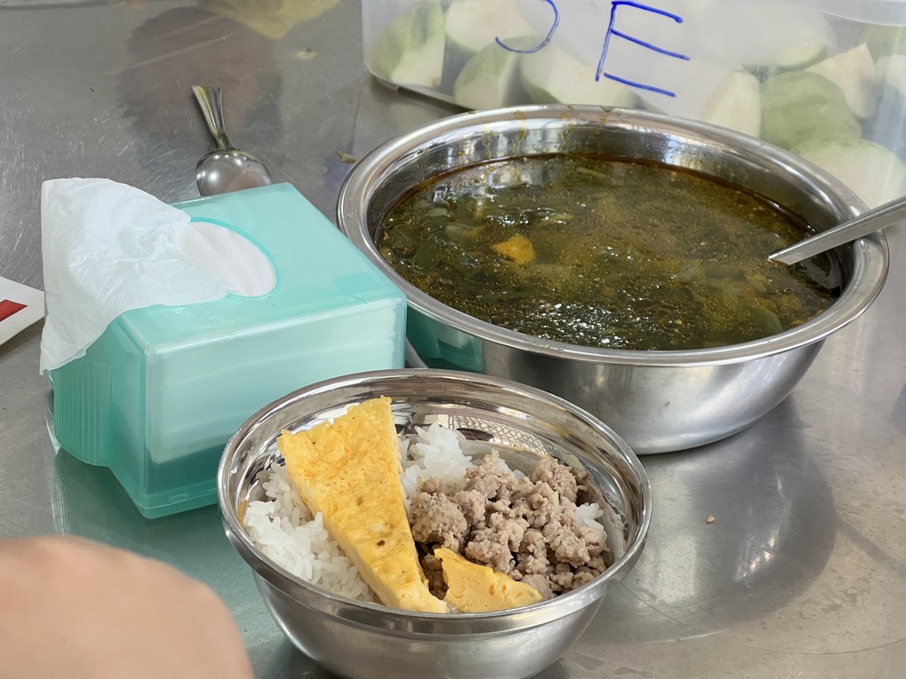 ករណីអាហារសាលាមានក្លិនចម្លែក៖ នាយកសាលាត្រូវផ្អាកការងារជាបណ្ដោះអាសន្ន - ២ Vụ tố thực phẩm ở trường học có mùi lạ: Tạm đình chỉ công tác hiệu trưởng - 2