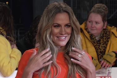 Caroline Flack diện váy vàng rực