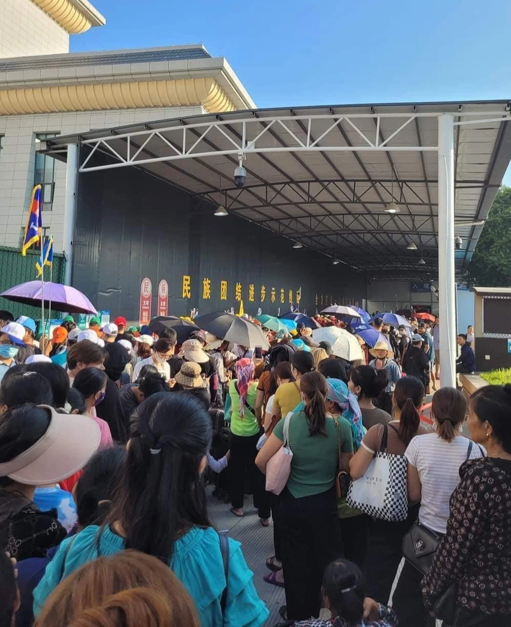 Moře lidí čekajících 5 hodin a používajících... žabky k rezervaci místa u hraniční brány Lao Cai - 4 Biển người chờ đợi 5 tiếng, dùng... dép để giữ chỗ ở cửa khẩu Lào Cai - 4