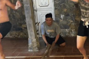 Khách Tây nhảy sạp ở Hà Giang luống cuống rơi mất dép, cười chảy nước mắt