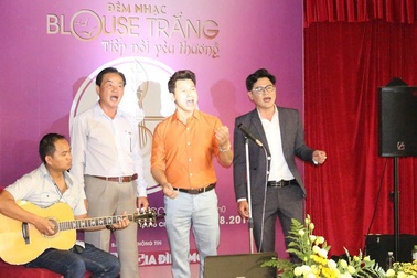 Bác sĩ đi hát xin học bổng giúp sinh viên nghèo