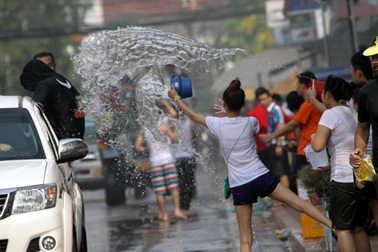 Đắm mình vui cùng Tết té nước ở Lào 