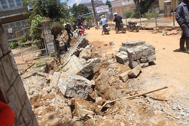 Hai người bị mảng tường đè tử vong