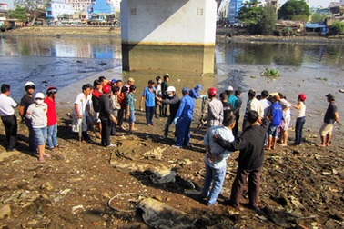 Phát hiện thi thể dưới chân cầu Kênh Tẻ