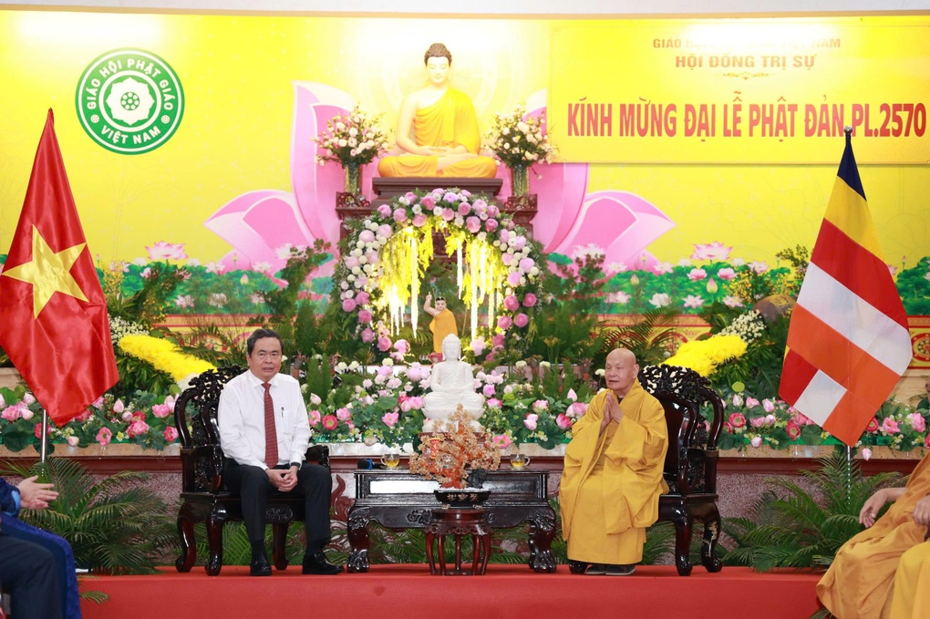 Chủ tịch Quốc hội thăm, chúc mừng Đại lễ Phật đản tại TPHCM - 3