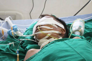 Cậu bé Khơ-mú nguy kịch tính mạng vì giun đũa