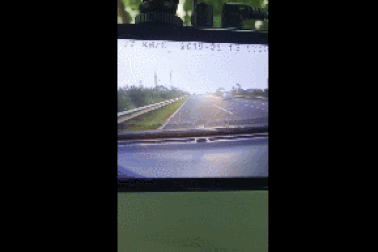 Rùng mình xe tải đi ngược chiều vẫn phóng như bay trên đường cao tốc