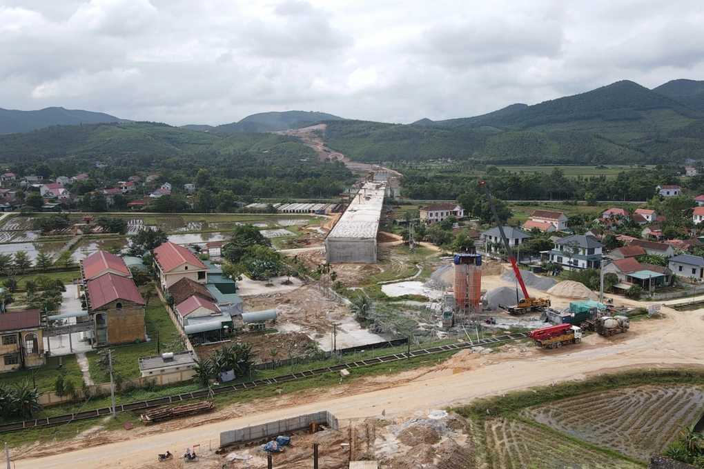 Trạm trộn bê tông phục vụ cao tốc phủ bụi trường học, khu dân cư - 1 Trạm trộn bê tông phục vụ cao tốc phủ bụi trường học, khu dân cư - 1