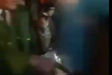 Chủ tịch huyện Hương Khê cùng đoàn công tác bị tiểu thương đổ tiết lợn lên người