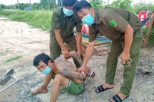 Tạm giữ đối tượng nghi "ngáo đá" cầm dao chém công an ở chốt kiểm dịch