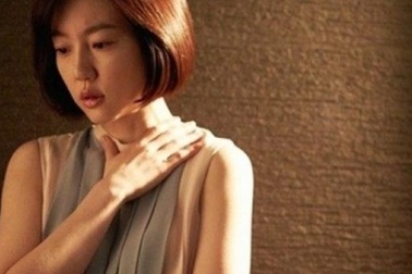 Nỗi uất nghẹn của người vợ bị chồng dàn cảnh đánh ghen để chiếm tài sản