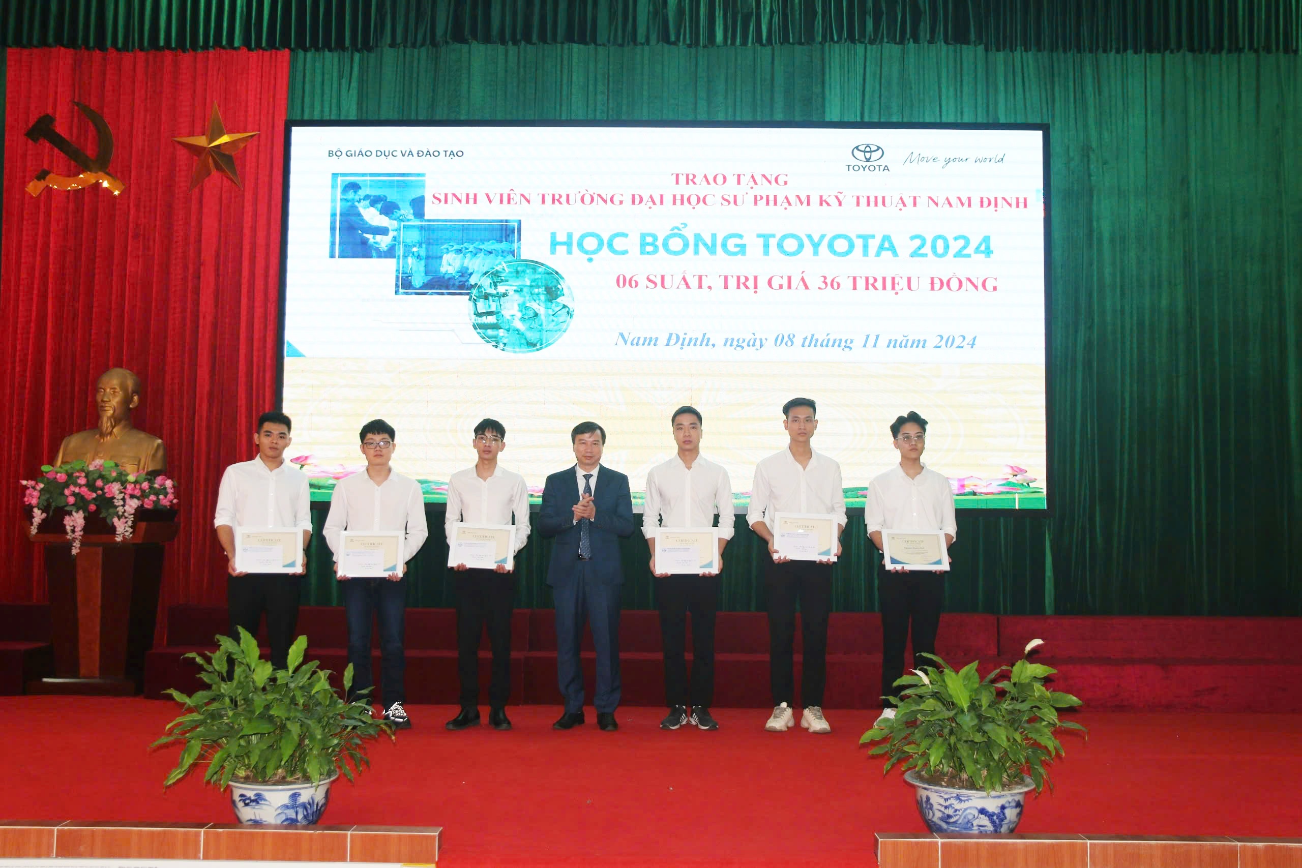 Toyota parceria de longo prazo para melhorar a qualidade dos recursos humanos na indústria técnica - 1 Toyota đồng hành dài hạn nâng cao chất lượng nhân lực ngành kỹ thuật - 1
