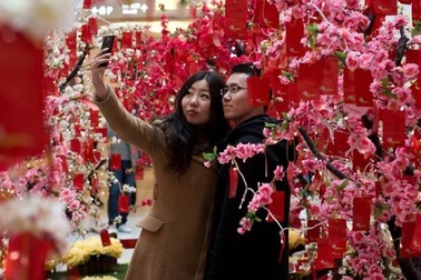 Chuyện thuê người yêu ngày Tết “làm nóng” mạng xã hội Trung Quốc