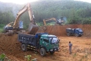 Lãnh đạo xã bán đất trái phép cho nhà thầu?