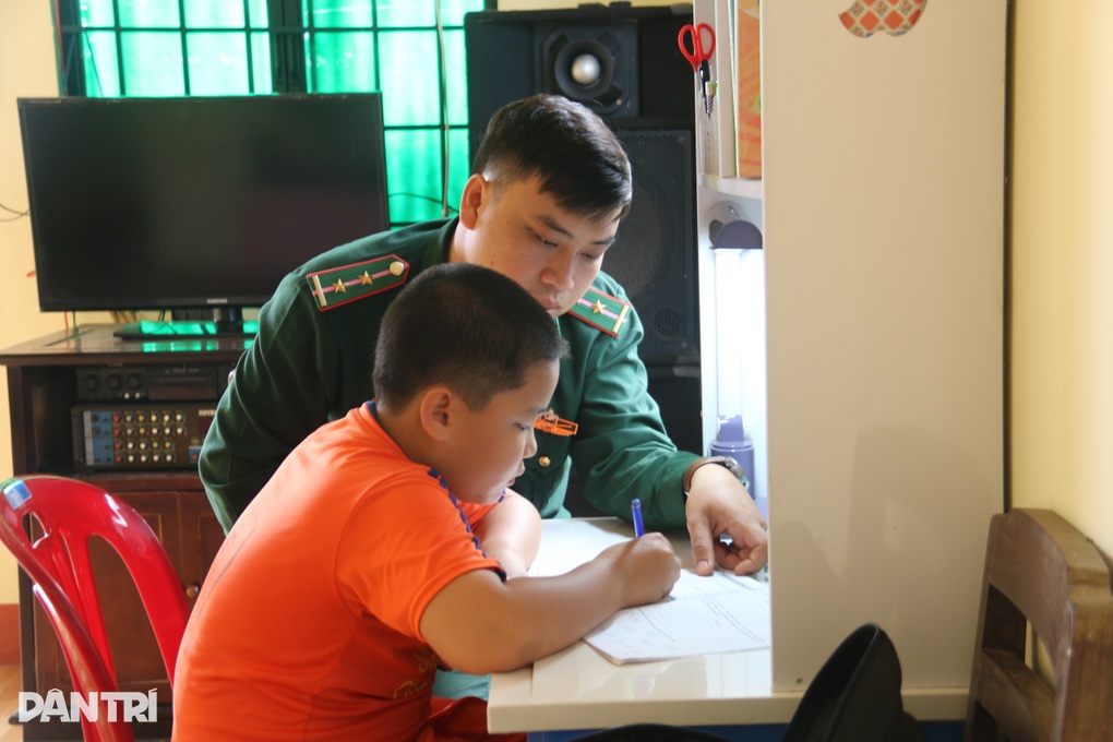 Cậu bé có cả chục người bố quân hàm xanh - 2 Cậu bé có cả chục người bố quân hàm xanh - 2