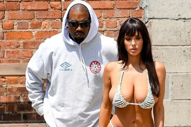 Nội y làm từ kẹo tốn 6,5 tỷ đồng của vợ Kanye West bị chỉ trích