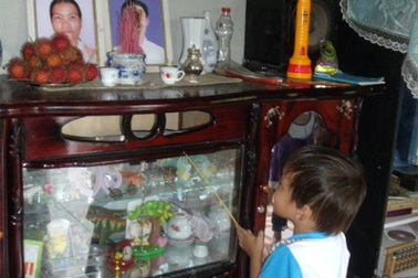 Cháu bé có cha mẹ bị sát hại nhận quà nhân ái