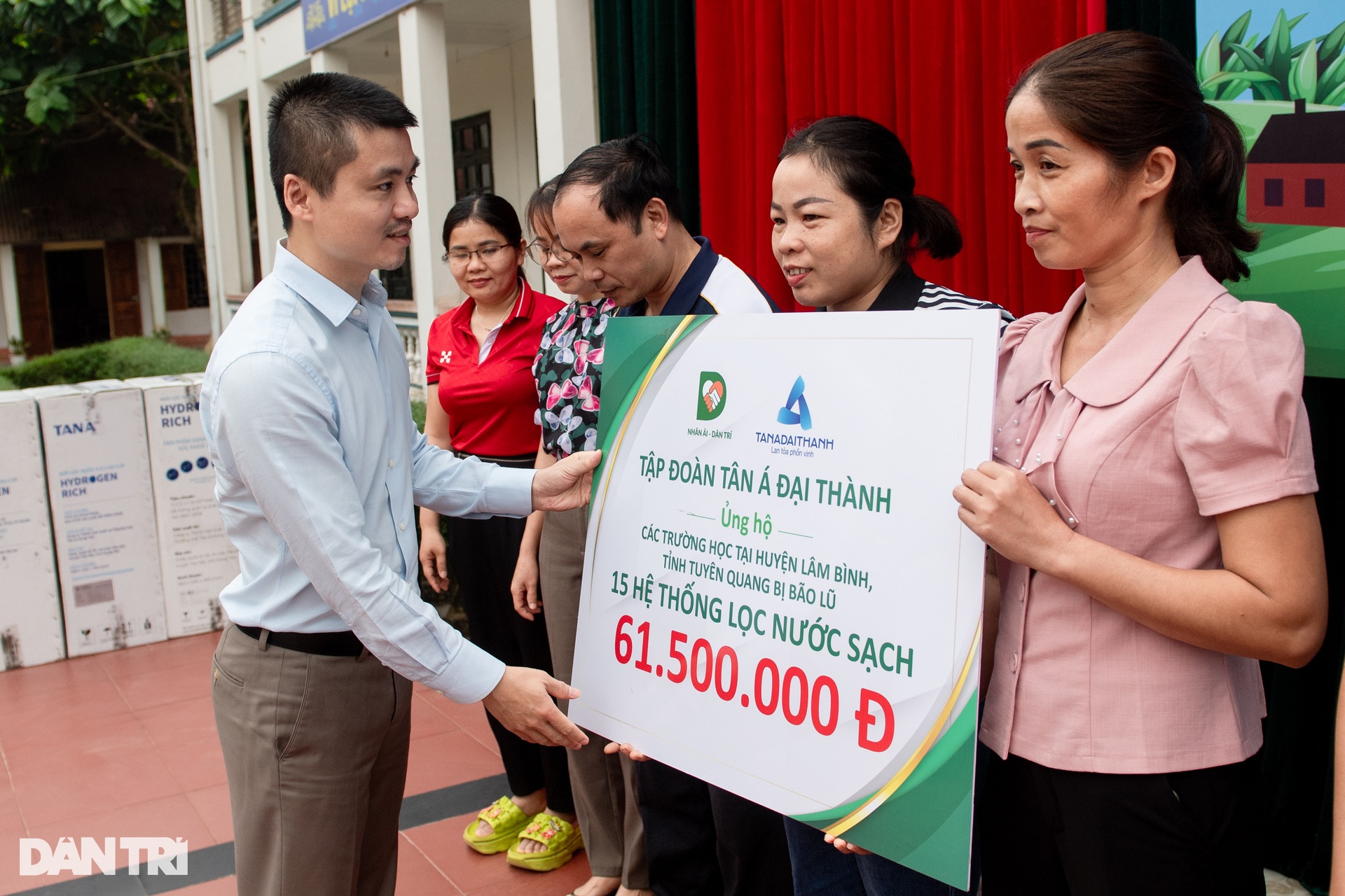 Trao những phần quà đặc biệt tới 200 học sinh và các trường tại Tuyên Quang - 4 Trao những phần quà đặc biệt tới 200 học sinh và các trường tại Tuyên Quang - 4