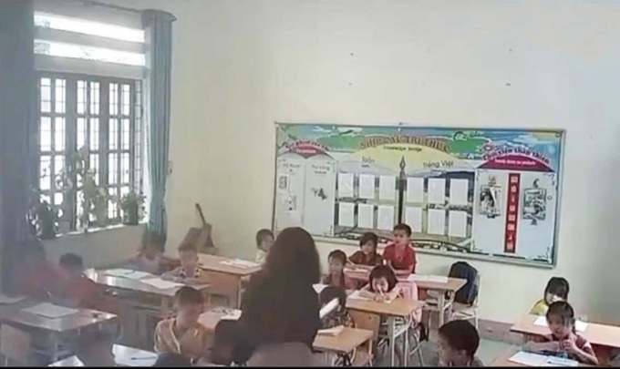 Cô giáo H. dùng thước kẻ gõ vào đầu học sinh (ảnh cắt từ clip).