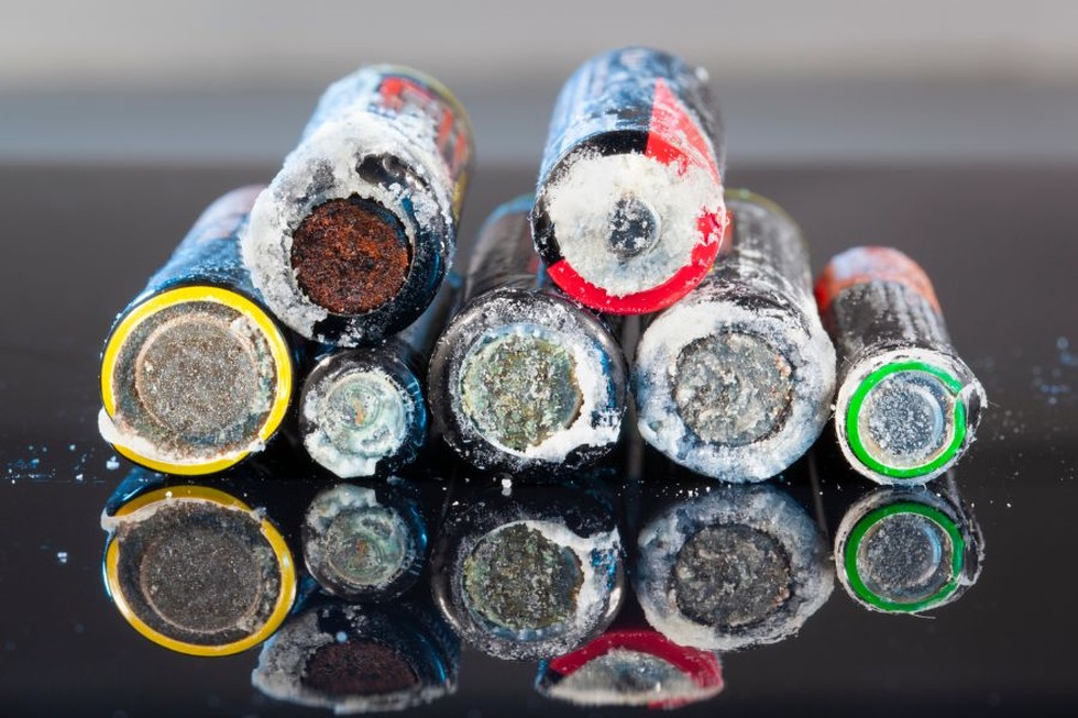 Vì sao pin để lâu lại bị chảy nước, chất này có độc không?