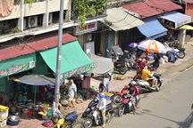 Ông Đoàn Ngọc Hải ngừng ra quân, vỉa hè bị tái chiếm "vô tội vạ"