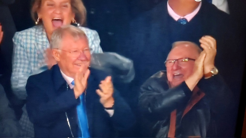 C.Ronaldo cởi phăng áo ăn mừng, Sir Alex Ferguson cười sung sướng - 1 C.Ronaldo cởi phăng áo ăn mừng, Sir Alex Ferguson cười sung sướng - 1