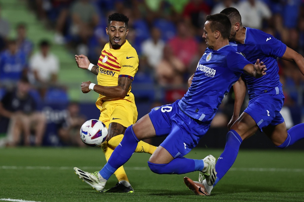 Barcelona nhận 2 thẻ đỏ, hòa thất vọng ở trận mở màn La Liga - 1 Barcelona nhận 2 thẻ đỏ, hòa thất vọng ở trận mở màn La Liga - 1