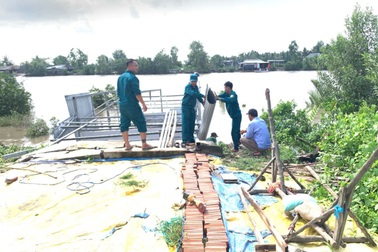 Sạt lở khiến nhiều nhà dân ở Cà Mau sụp xuống sông