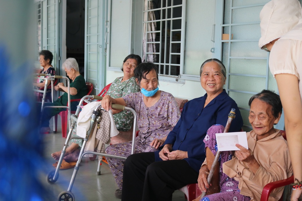 Noel ngập tràn tiếng cười của những người cô đơn - 5 Noel ngập tràn tiếng cười của những người cô đơn - 5