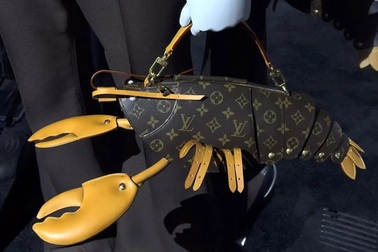 Túi xách hình tôm hùm độc lạ, gây sốt với giá hơn 450 triệu đồng