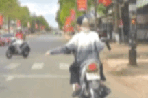 Công an xử lý vụ thiếu niên xách "súng AK" vi vu trên đường