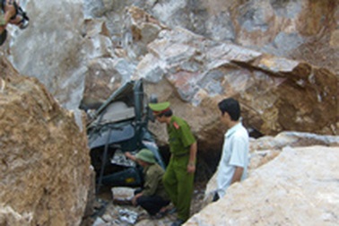 Lại sập mỏ đá, 5 người bị thương