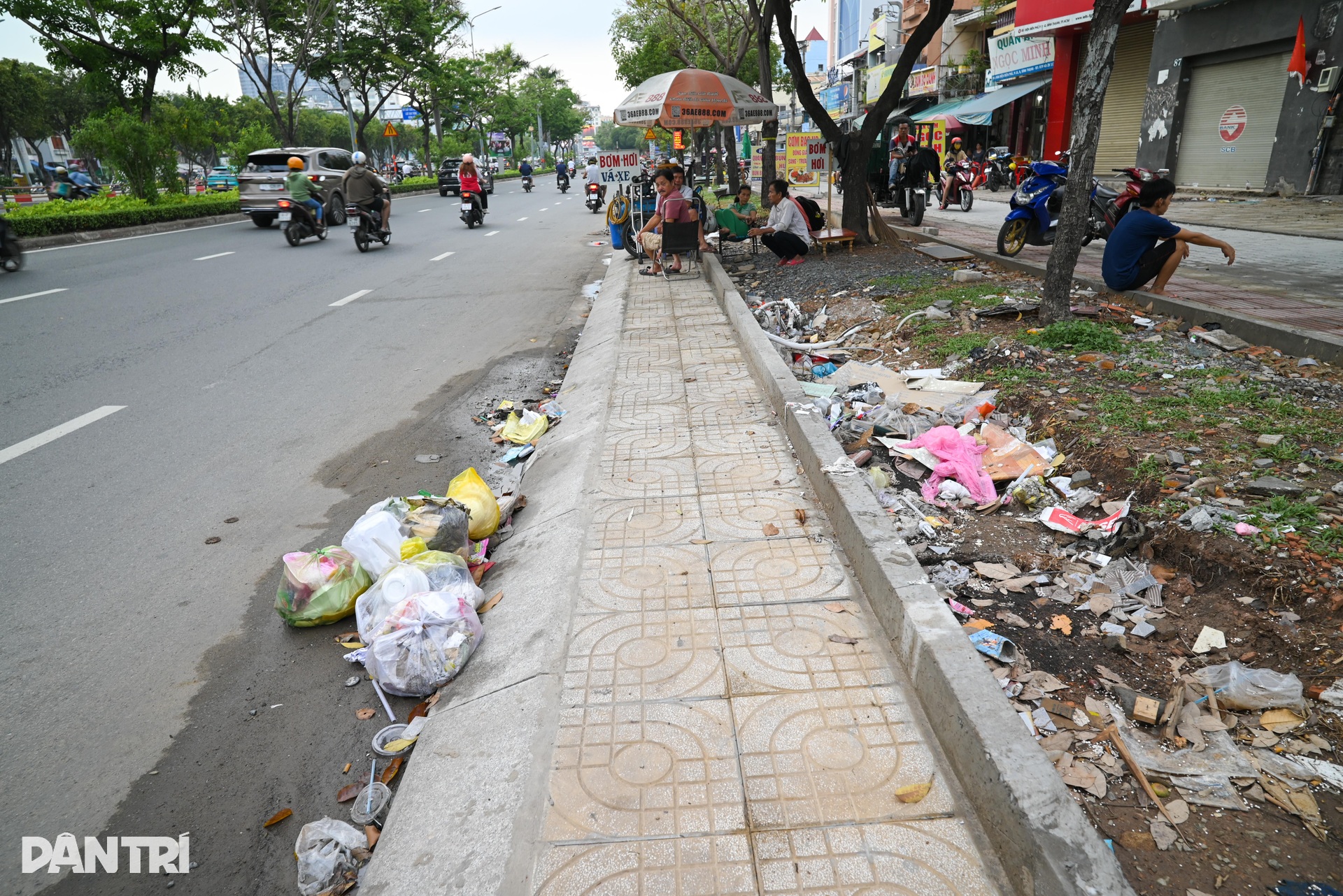 Rác thải vây kín các nắp cống ở TPHCM - 5 Rác thải vây kín các nắp cống ở TPHCM - 5