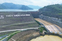 Thủy điện Hòa Bình đóng hết cửa xả, "cắt" bớt lũ cho Hà Nội