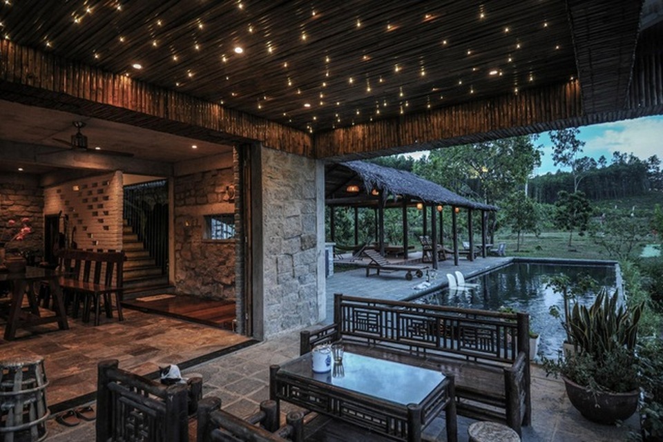 Chán biệt thự nhà phố, nhà giàu Việt về quê làm nhà mái rạ giản dị mà đẹp - 13 Chán biệt thự nhà phố, nhà giàu Việt về quê làm nhà mái rạ giản dị mà đẹp - 13