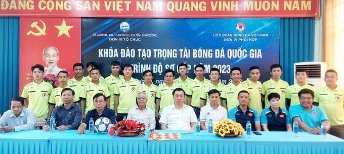 Các học viên chụp hình lưu niệm cùng các đại biểu tại buổi khai giảng.