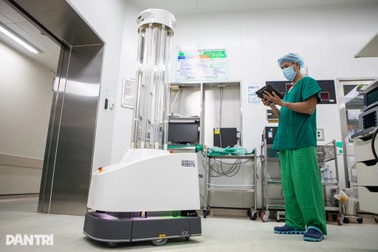 Cận cảnh robot tiền tỷ dùng UV diệt khuẩn phòng mổ đầu tiên ở Chợ Rẫy