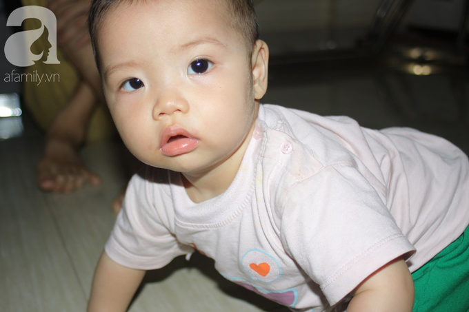 Xót cảnh bố mẹ trẻ tật nguyền đi làm thuê, gom góp tiền níu giữ mạng sống từng ngày cho con gái 9 tháng tuổi - Ảnh 7. Xót cảnh bố mẹ trẻ tật nguyền đi làm thuê, gom góp tiền níu giữ mạng sống từng ngày cho con gái 9 tháng tuổi - Ảnh 7.
