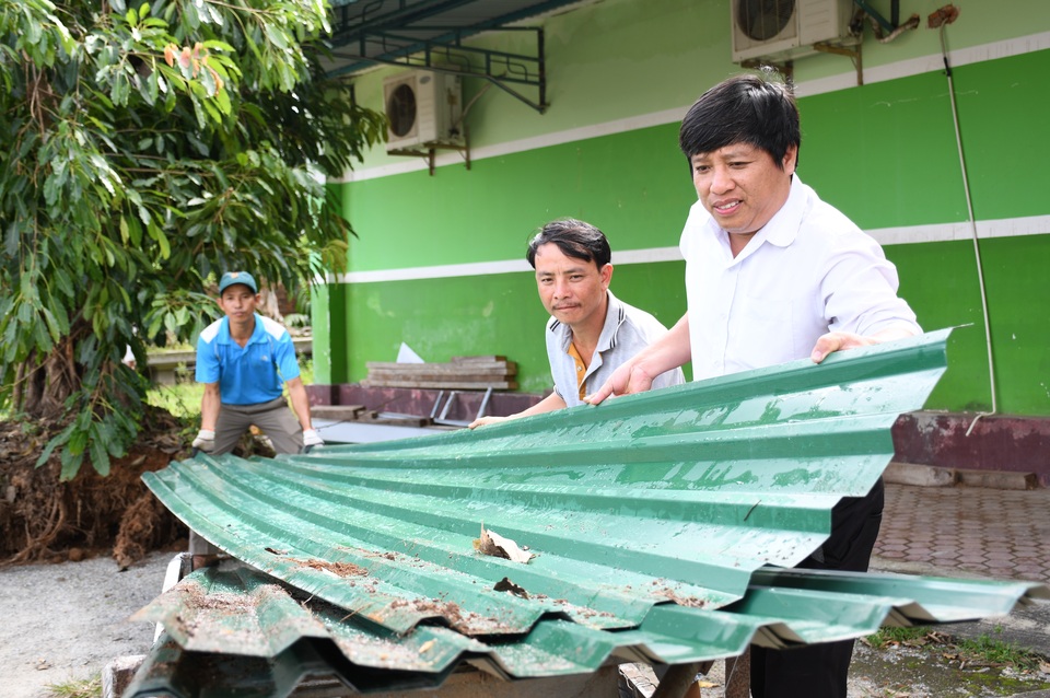 Thầy giáo gom góp yêu thương giúp người nghèo lợp mái nhà sau bão - 1 Thầy giáo gom góp yêu thương giúp người nghèo lợp mái nhà sau bão - 1