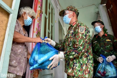 Bộ đội gõ cửa từng nhà dân ở TPHCM trao thực phẩm thiết yếu