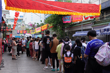 Xếp hàng gần 3 tiếng chờ ăn đậu hủ vàng chấm muối hẹ chỉ bán 1 lần/năm