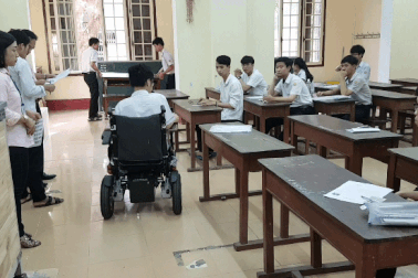 Thí sinh khuyết tật đi thi trên xe lăn điện