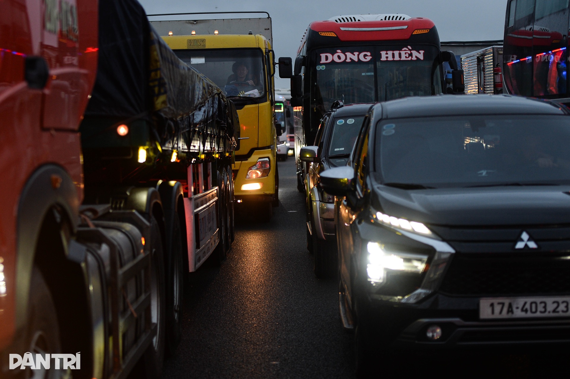 Dòng xe bò qua đoạn đường ngập trên cao tốc Pháp Vân - Cầu Giẽ - 4 Dòng xe bò qua đoạn đường ngập trên cao tốc Pháp Vân - Cầu Giẽ - 4