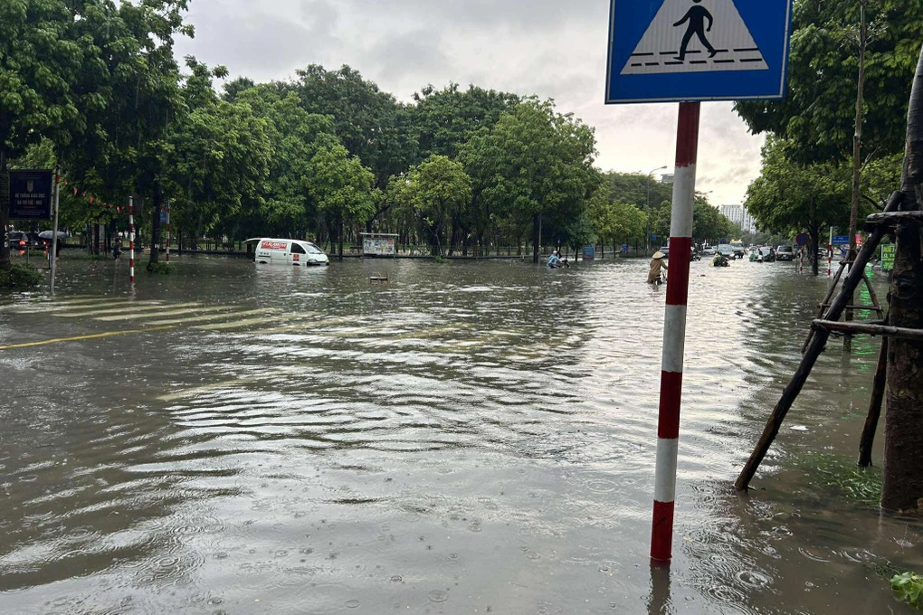 Đường Hà Nội ngập sâu, dân công sở vật lộn đi làm rồi bất lực quay về - 2 Đường Hà Nội ngập sâu, dân công sở vật lộn đi làm rồi bất lực quay về - 2