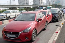 Ô tô tông liên hoàn trên cầu Sài Gòn gây kẹt xe