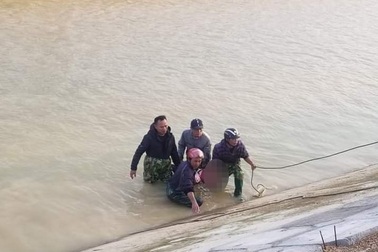 3 ngày dầm mình trong nước lạnh tìm bé trai rơi sông mất tích