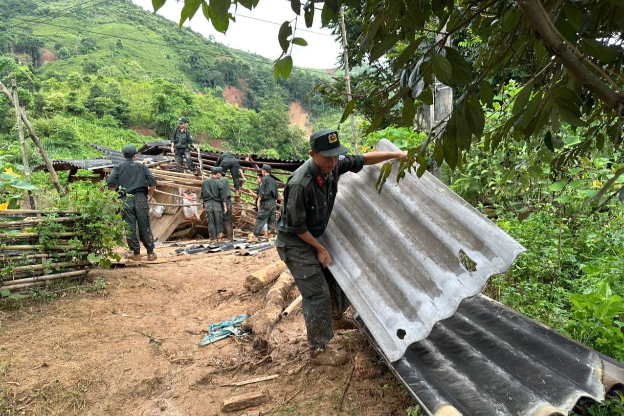 Hơn 400 chiến sĩ công an vào rốn lũ giúp dân dựng nhà, dọn trường - 8