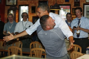 Chủ quán pizza bế bổng Tổng thống Obama