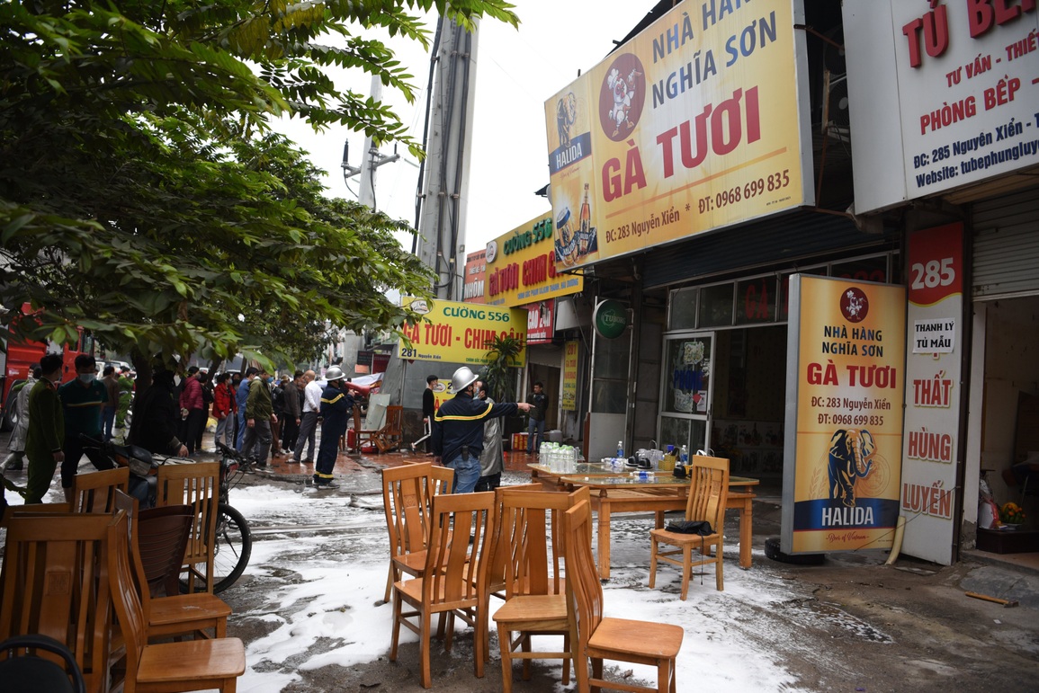 Hà Nội: Cháy lớn thiêu rụi 4 ngôi nhà, nhiều người hoảng loạn tháo chạy - 3 Hà Nội: Cháy lớn thiêu rụi 4 ngôi nhà, nhiều người hoảng loạn tháo chạy - 3